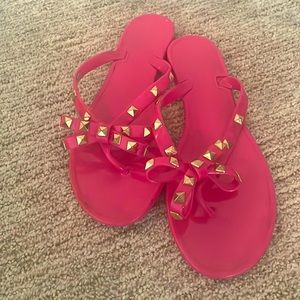 Bow rockstud flip flop